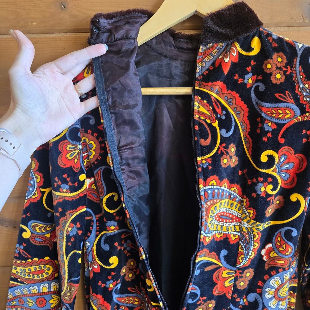 Vintage Tunic Top Hostess Blouse Paisley Mod Velvet Mock Neck Slit Sides Pinup - Picture 5 of 5